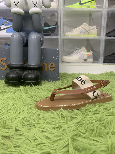 Chloe  Brown Woody Flat Sandals - 101 White