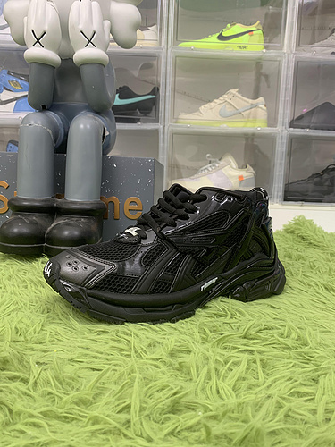 Balenciaga Runner Matte Black——677403W3RBT1000