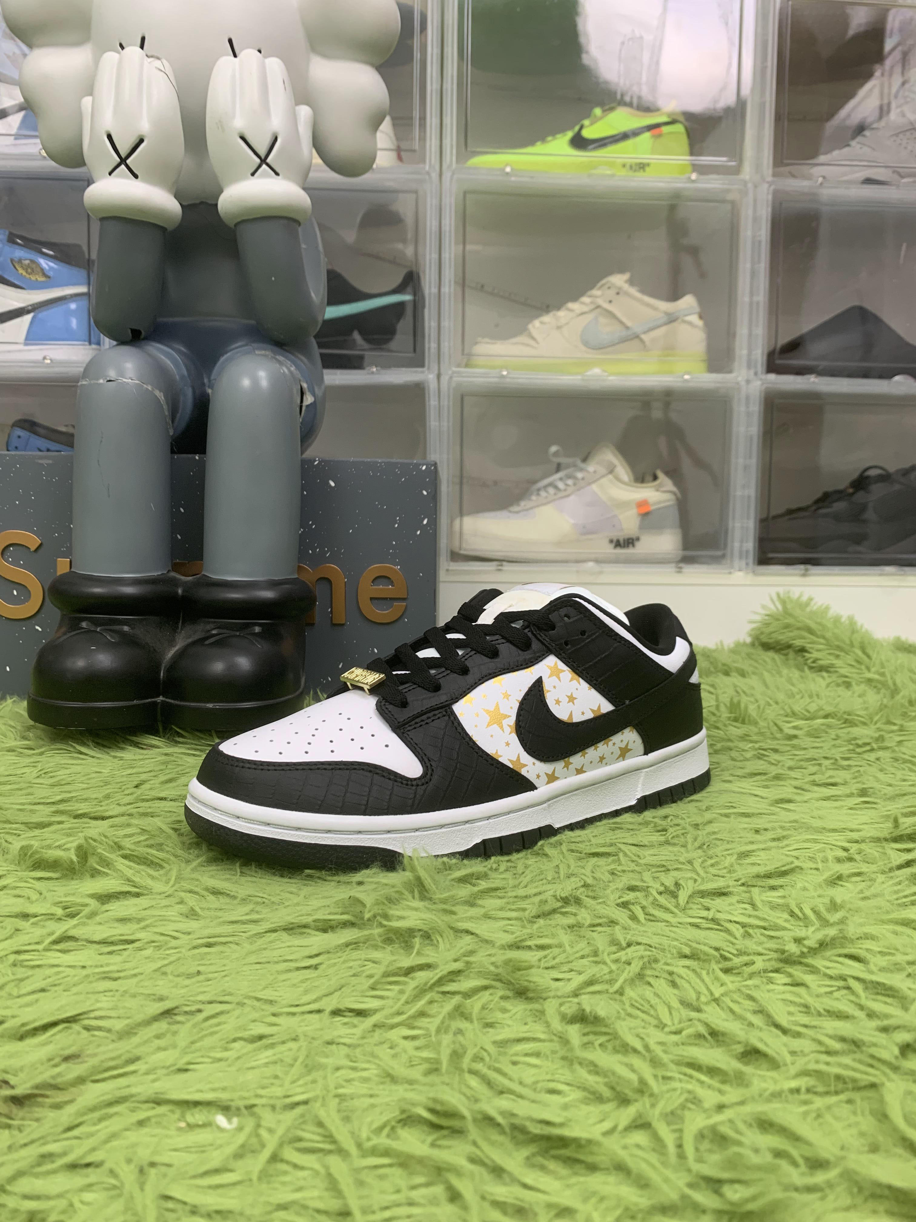 Nike SB Dunk Low Supreme Stars Black