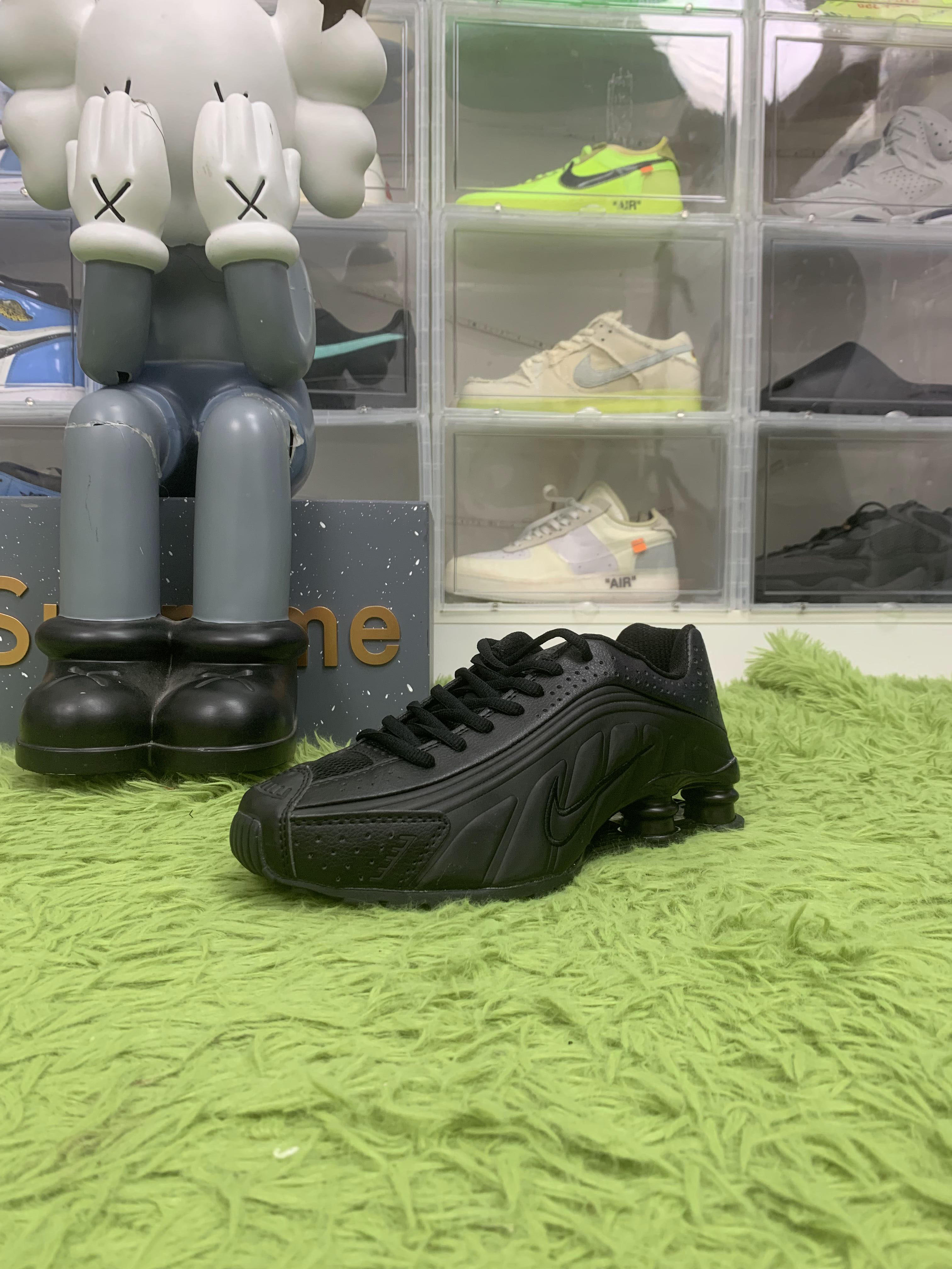 Nike Women's Shox R4 'Black' 9.5