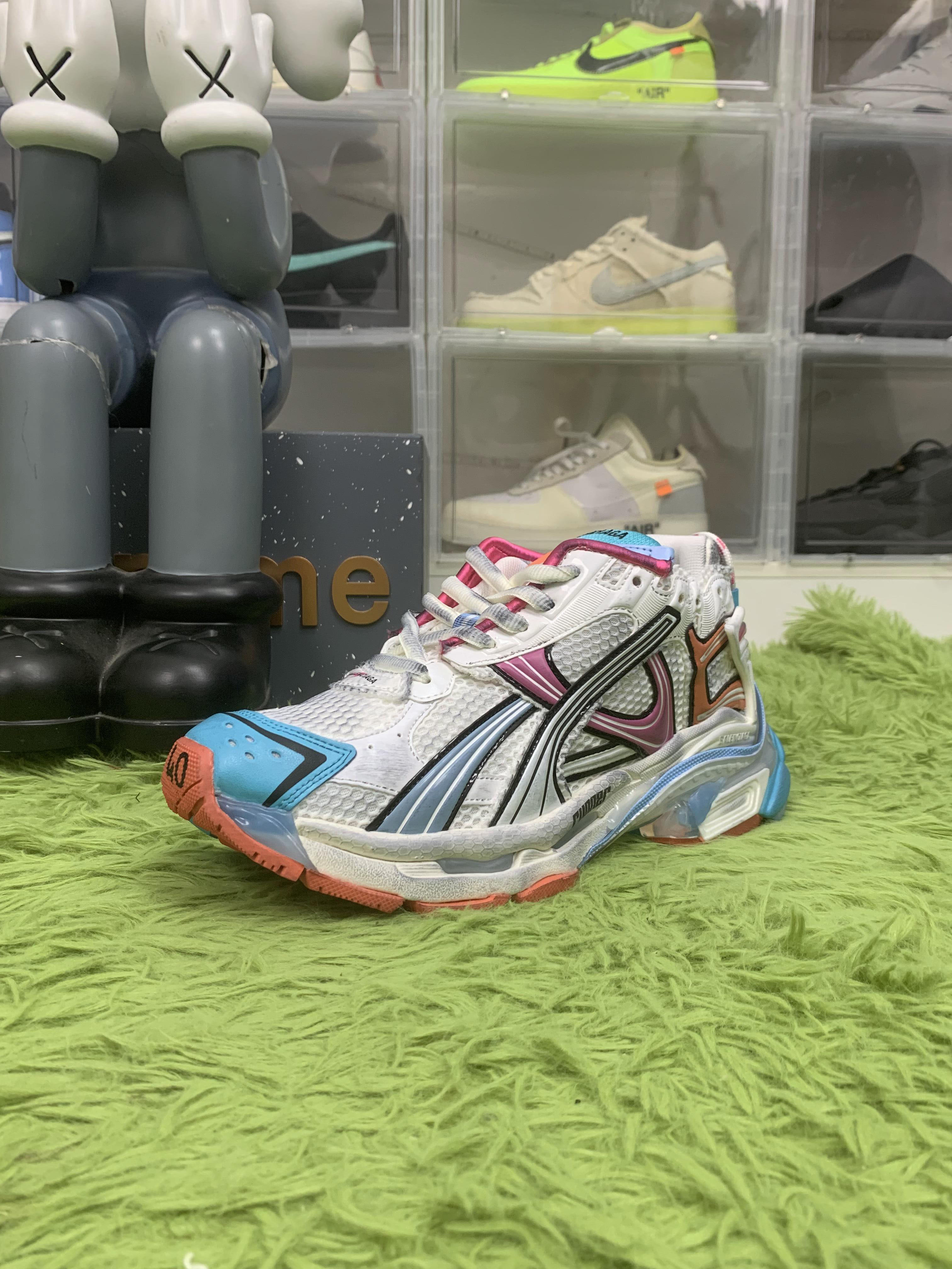 Balenciaga ciaga 7.0 Runner Grafhti Sneaker "White Blue Pink"