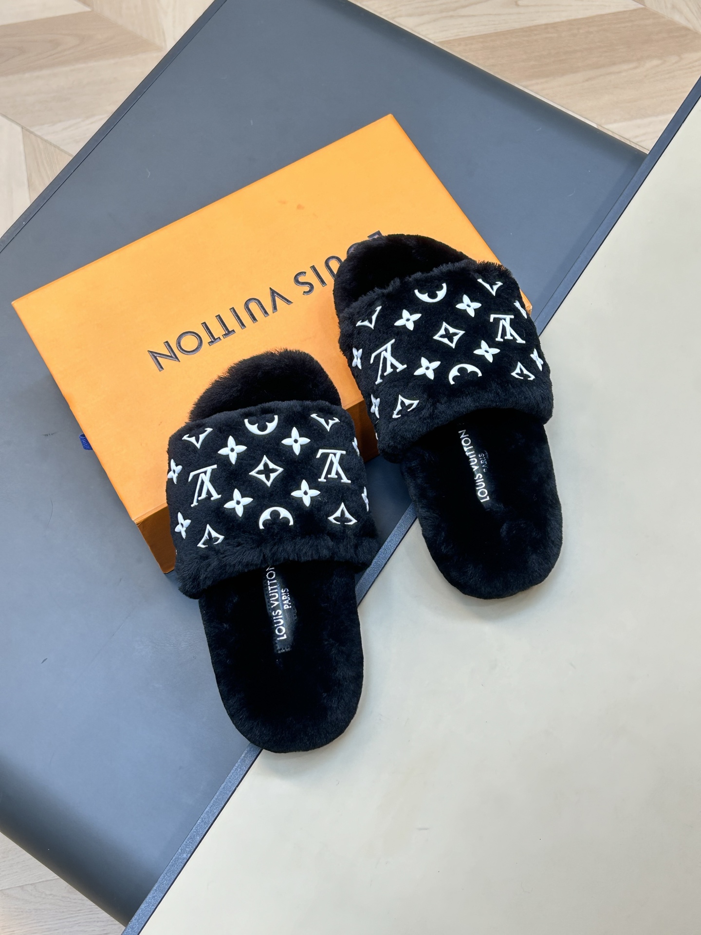 LV woolen slippers